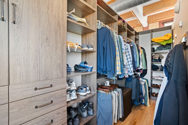 Vestidor - 215 W Maple St