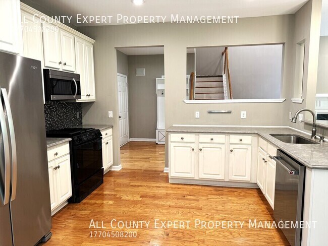 Building Photo - 2046 Beaumont Ln