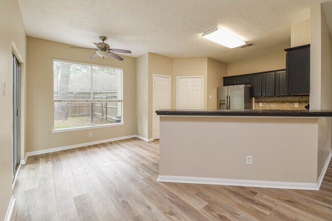 Foto del edificio - 9523 Tallow Tree Dr