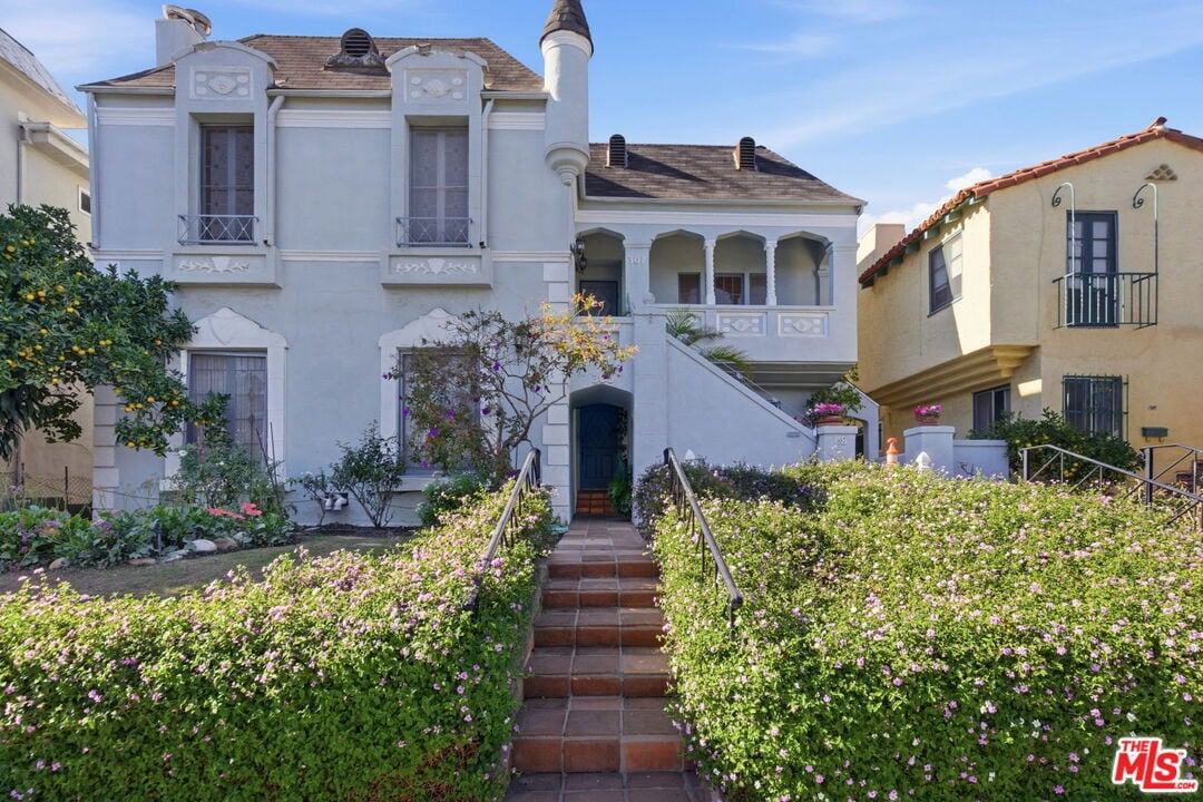 Foto principal - 307 S Doheny Dr