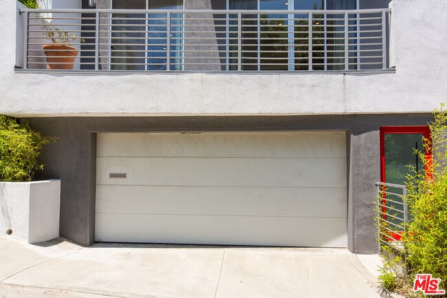Building Photo - 3907 De Longpre Ave