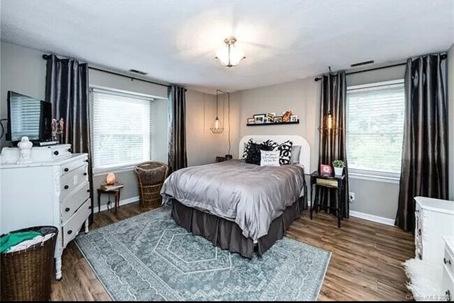 Foto del edificio - 6145 Meadow Rose Ln Apt K