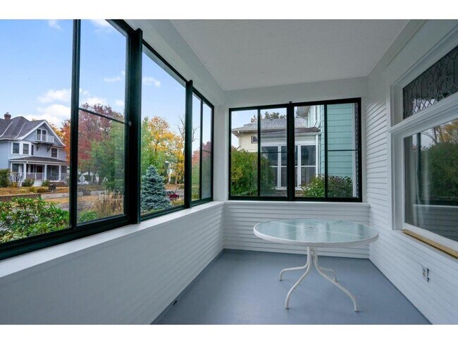 Foto del edificio - 1678 Dayton Ave