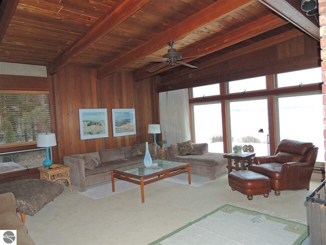 Building Photo - 213 S Shore Dr