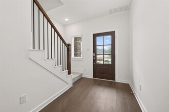 Building Photo - 32415 Sunbeam Dr