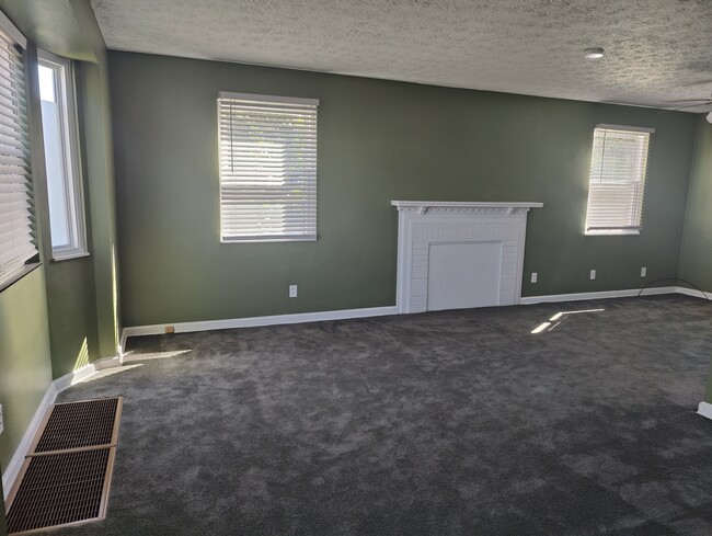 Building Photo - 653 Rhoads Ave