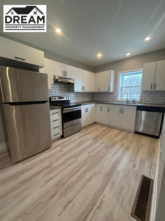 Building Photo - 420 Confederation St