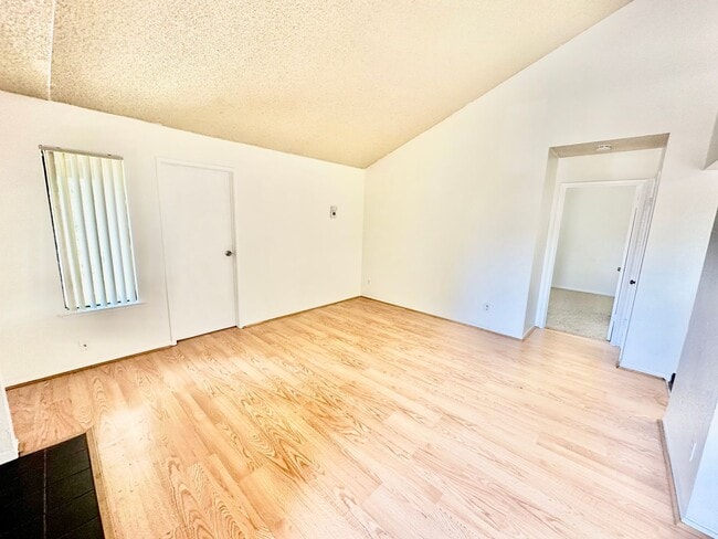 Building Photo - 1190 S Winery Ave