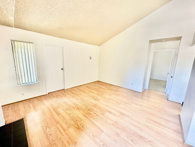 Foto del edificio - 1190 S Winery Ave