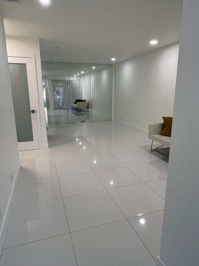 Foto del edificio - 420 N Villa Ct
