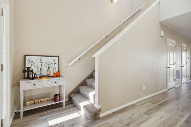 Foto del edificio - Modern and Updated 3-Bedroom, 2.5 Bathroom Home with Solar in Windshire Park