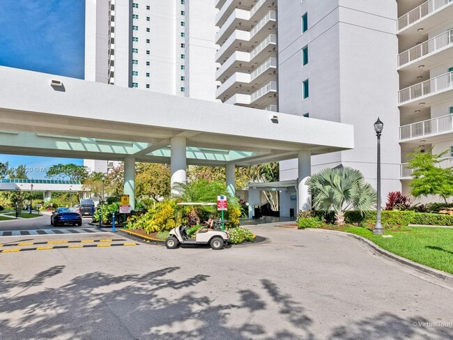 Foto del edificio - 15051 Royal Oaks Ln