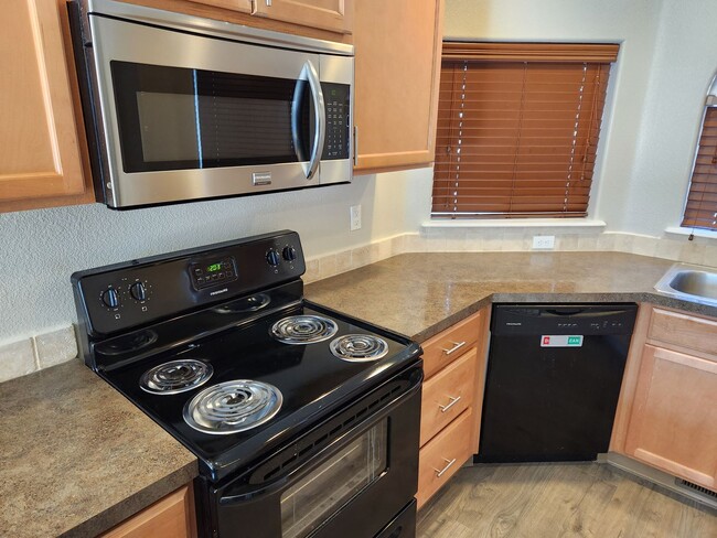 Building Photo - Nice newer 3 bedroom