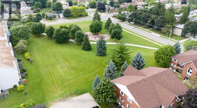 Building Photo - 565-565 Greenfield Ave