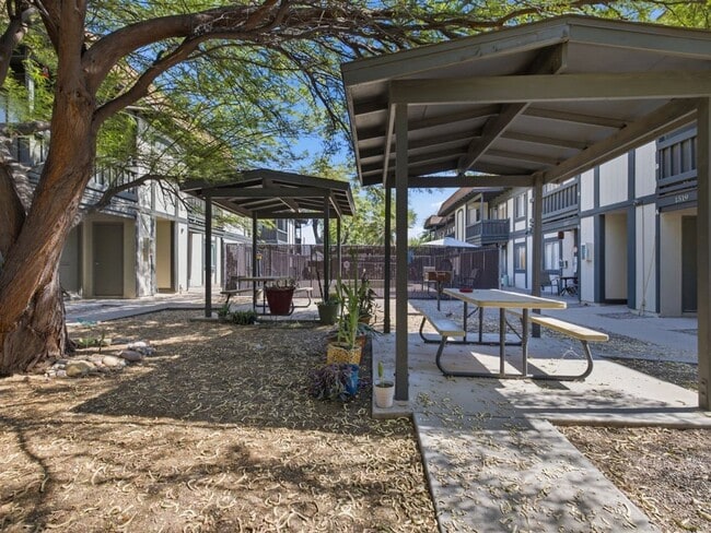 Building Photo - 1525 S Woodland Ave