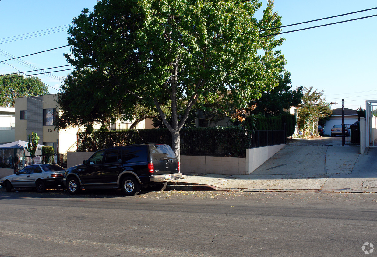 Primary Photo - 821-825 Victor Ave
