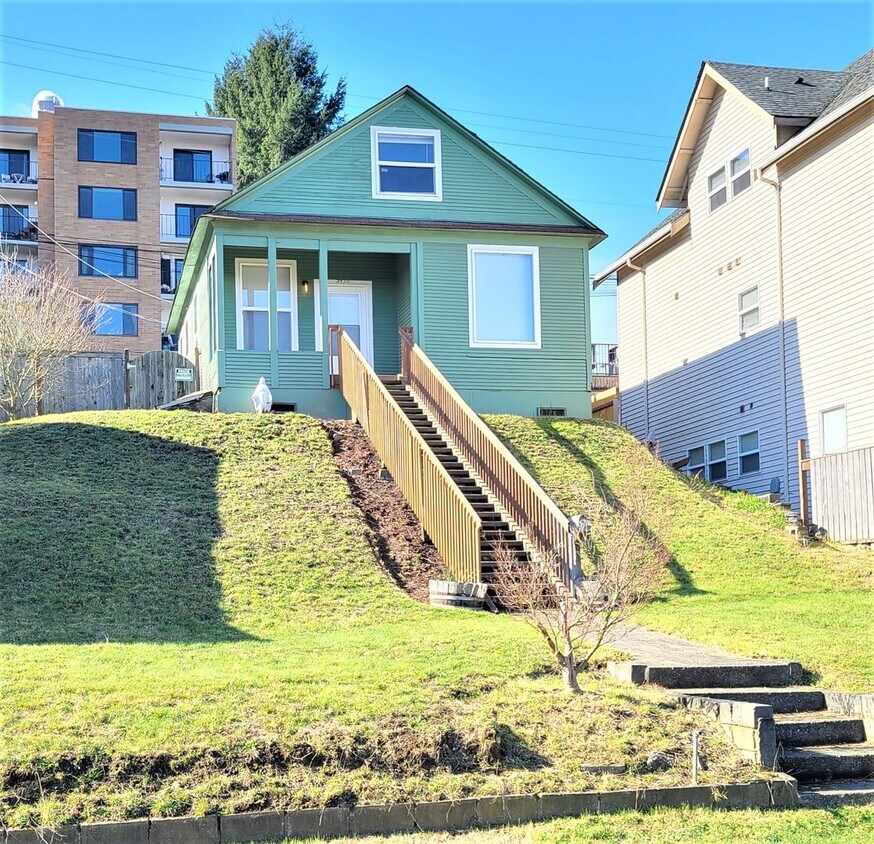 Primary Photo - 2 Bed/1 Bath Home with Fenced Backyard in ...