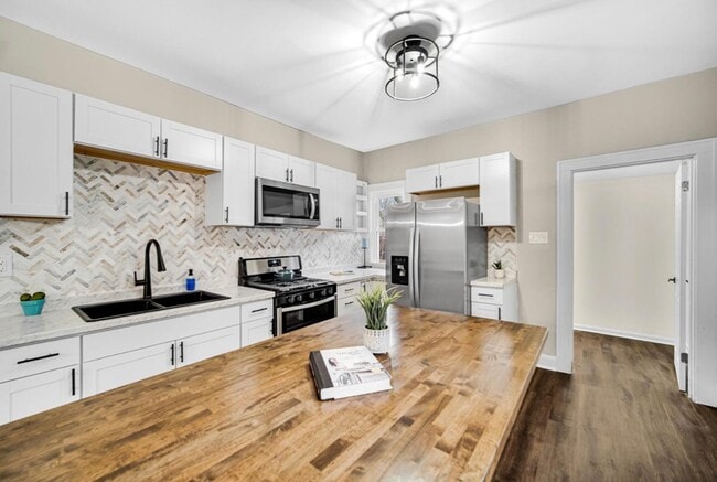 Building Photo - Furnished Home Totally Remodeled