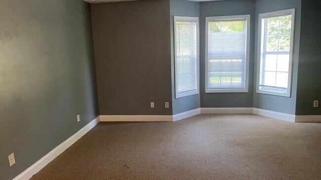 Foto del edificio - 129 Westchester Cir