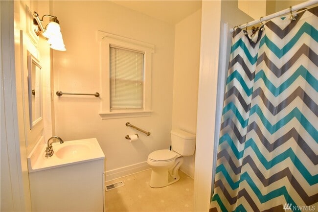 Baño - 1228 S 3rd St
