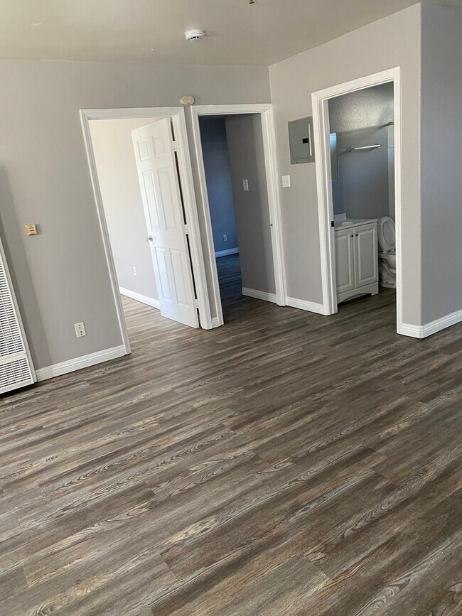 Building Photo - 1841 E 112th St