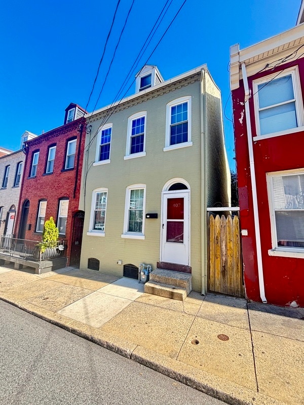 Building Photo - 407 E Strawberry St