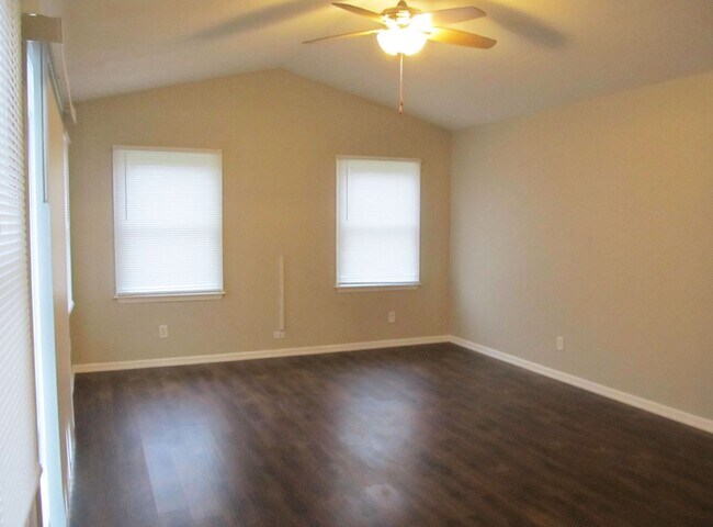 Foto del edificio - Beautiful 4 bedroom, 3.5 Bath Home