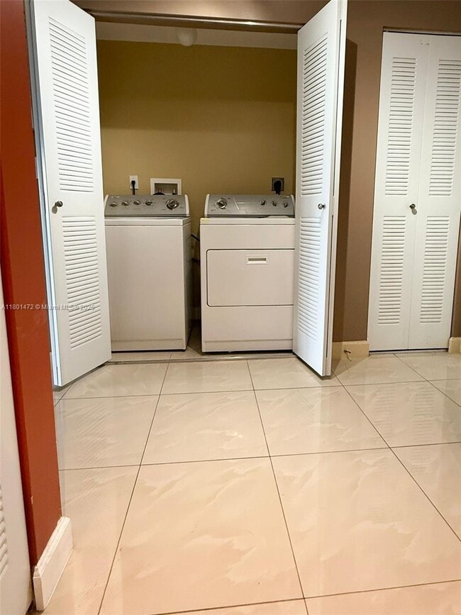 Foto del edificio - 1300 NE 109th St