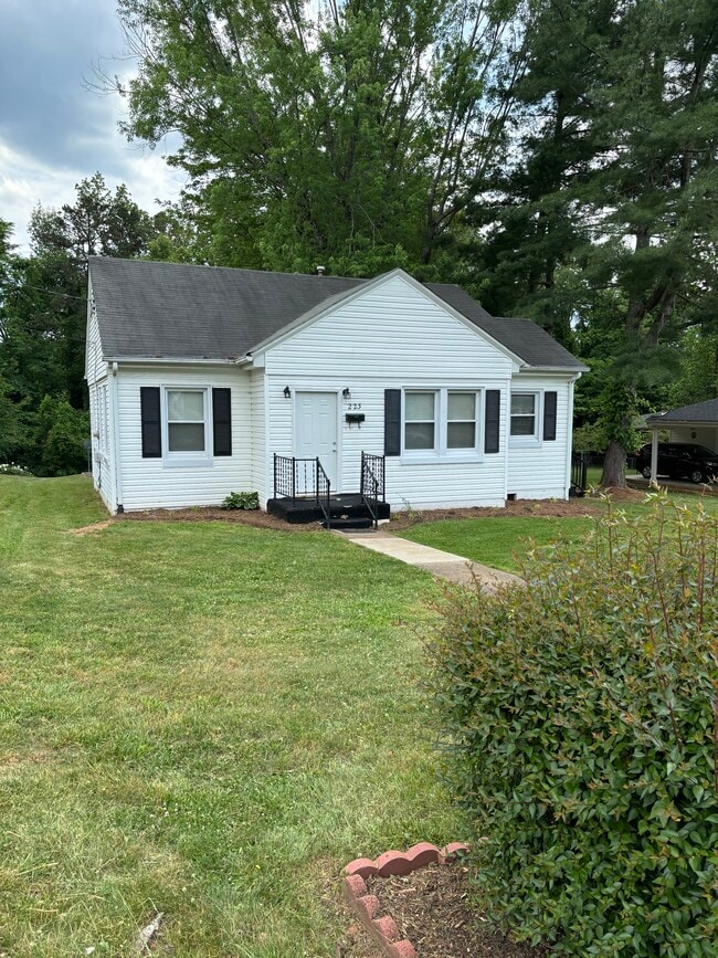 Building Photo - 223 Parkland Dr