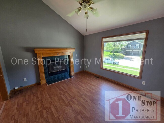 Foto del edificio - Charming Split Level 3 Bedroom Home in Kansas City!