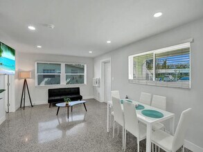 Building Photo - 906 N Riverside Dr