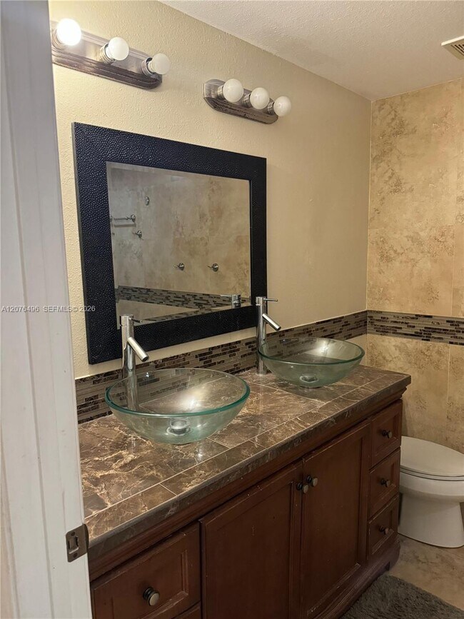 Building Photo - 7909 Sanibel Dr