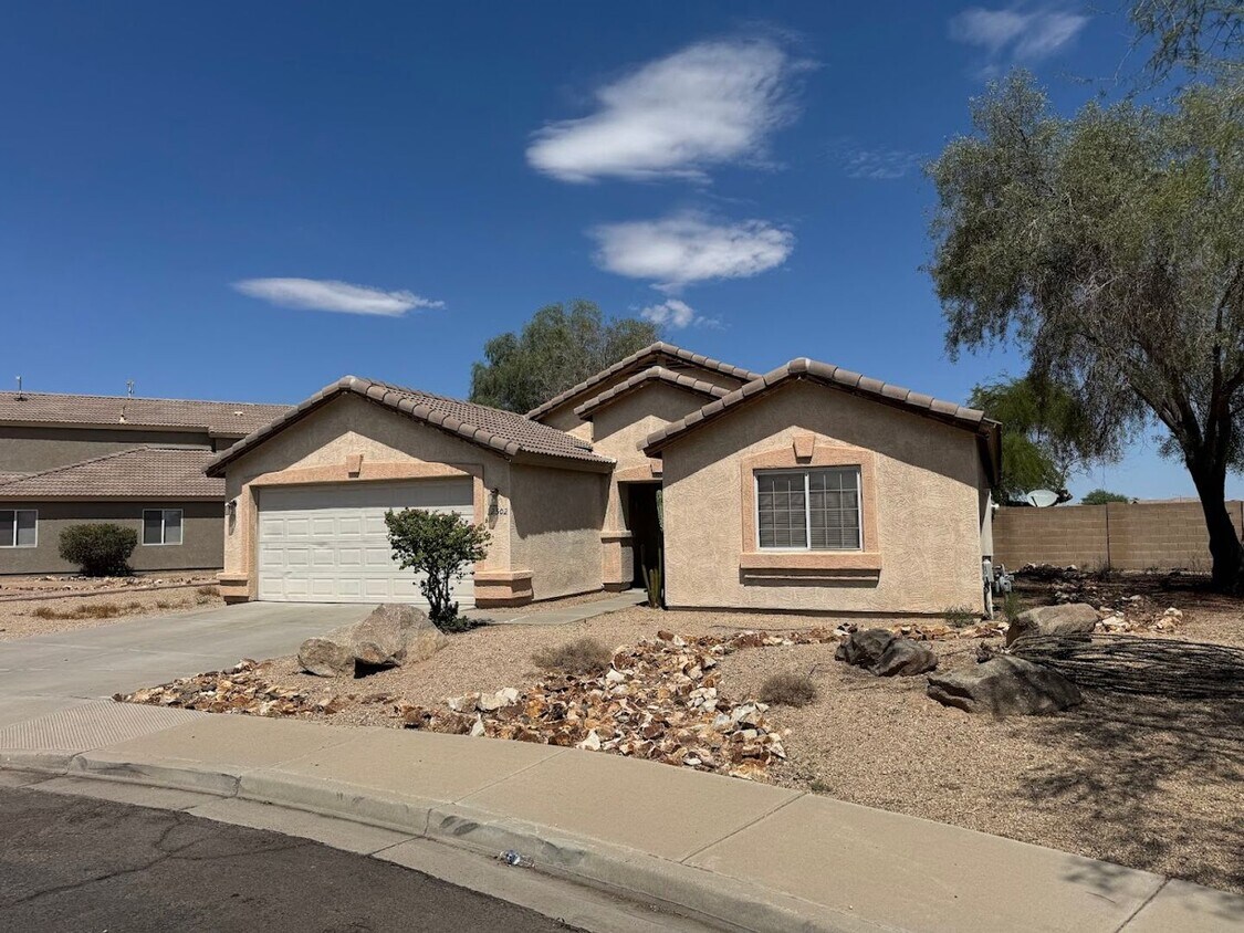 Foto principal - Beautiful Home for Rent in El Mirage!
