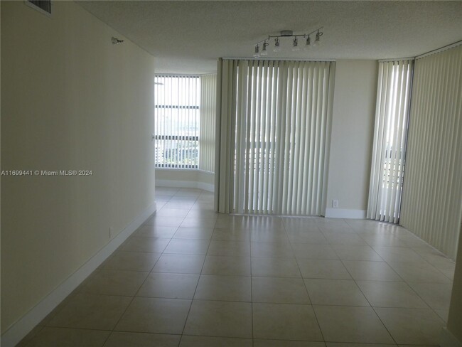 Foto del edificio - 3530 Mystic Pointe Dr