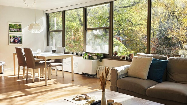 Foto del edificio - 360 W Wellington Ave