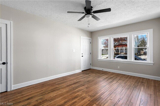 Foto del edificio - 9715 Loretta Ave