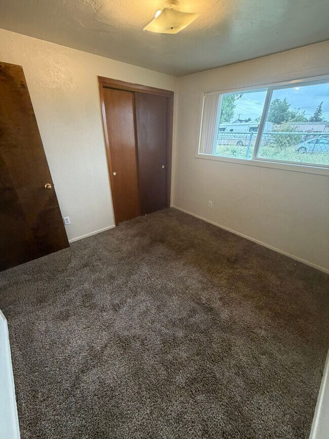 Foto del edificio - Large Two Bedroom Conveniently located Amenities!