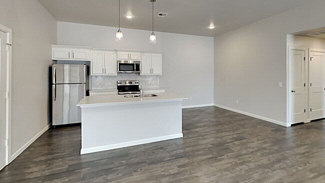 Building Photo - 2 Bedroom 2 Bathroom 2 Car Garage Duplex C...
