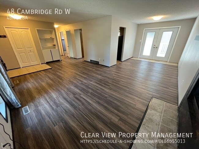 Building Photo - Charming and spacious fully detached, full...