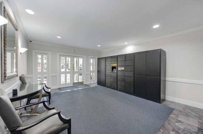 Building Photo - 351 N Post Oak Ln