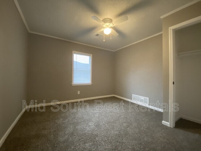 Foto del edificio - 1581 Rayburn St