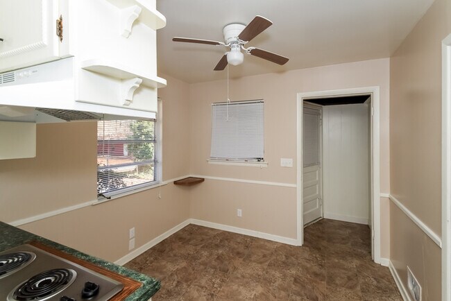 Foto del edificio - 3224 Poplar Ln