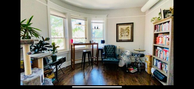 Foto del edificio - 2100 W Division St