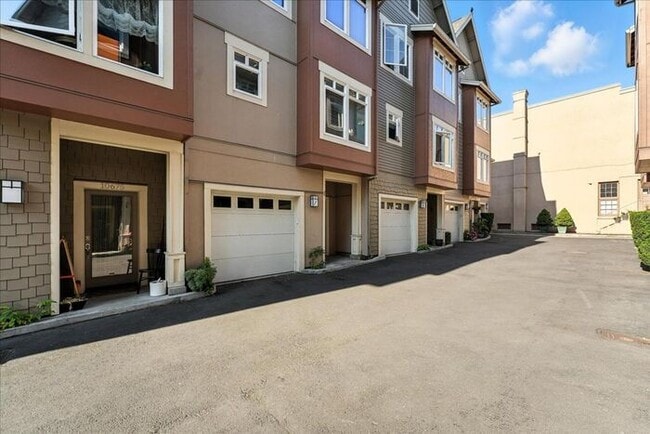 Building Photo - Versatile Townhome: Perfect for Live/Work ...