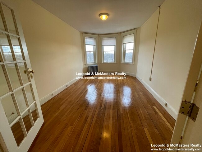 Building Photo - 117 Park Dr