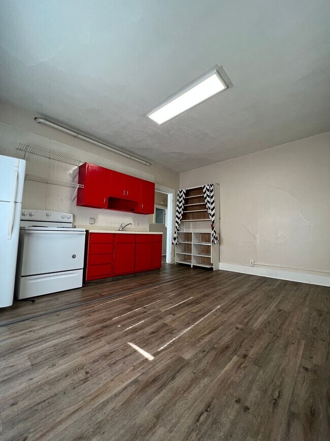 Building Photo - Hoff - 16 - 11th St N