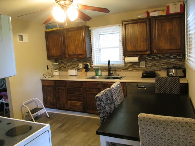 Building Photo - 927 Maple St