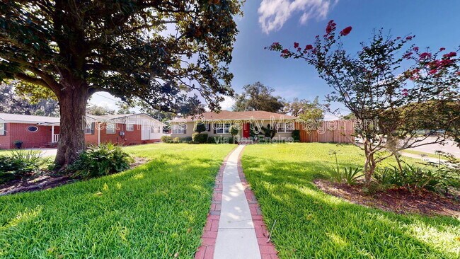 Foto del edificio - 1455 Riverbirch Ln