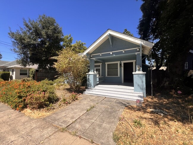 Building Photo - 347 10th St