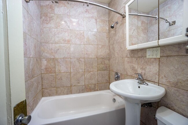 Building Photo - Beautiful First Floor Flat with Front Porc...